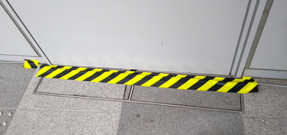 虎柄テープによる線養生の例